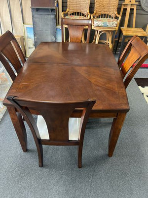 Beautiful Dining Set in Cherry Wood w/ 4 Chairs & 2 Leaves